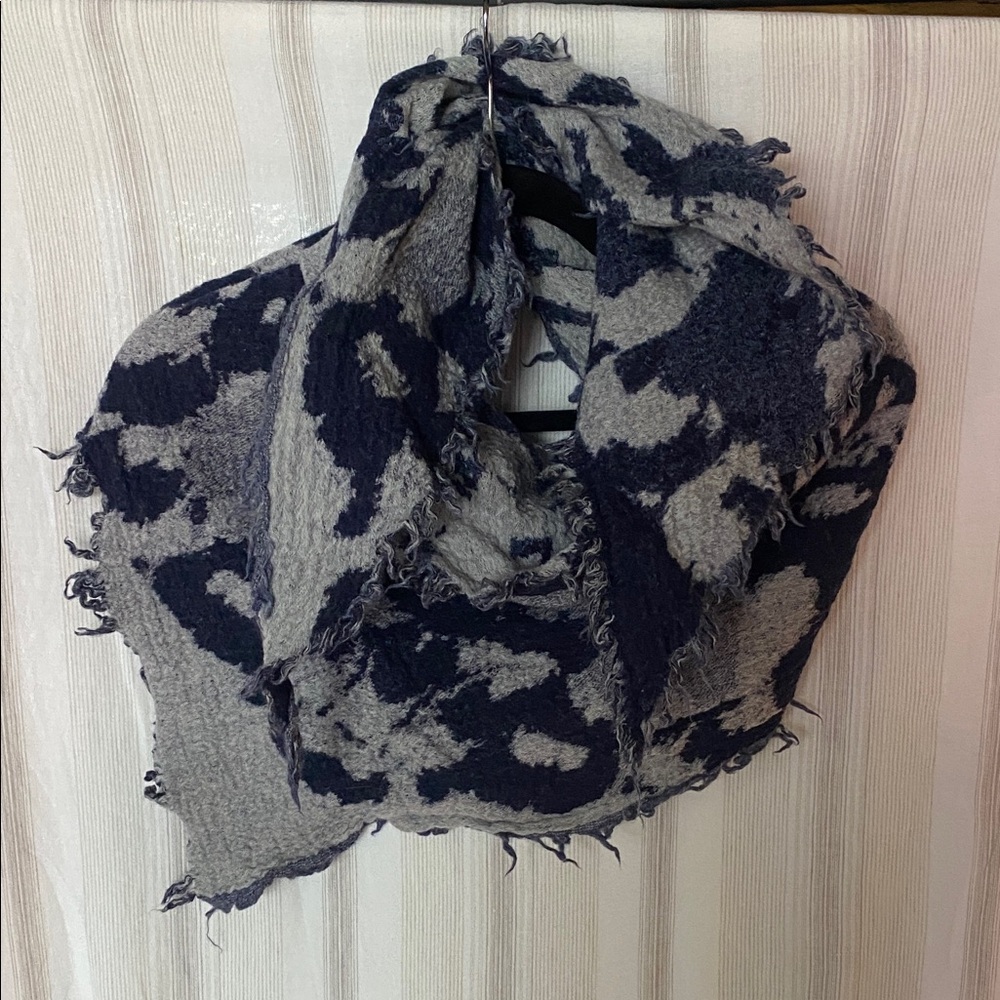 WILFRED WOOL GREY & NAVY TRIANGLE SCARF